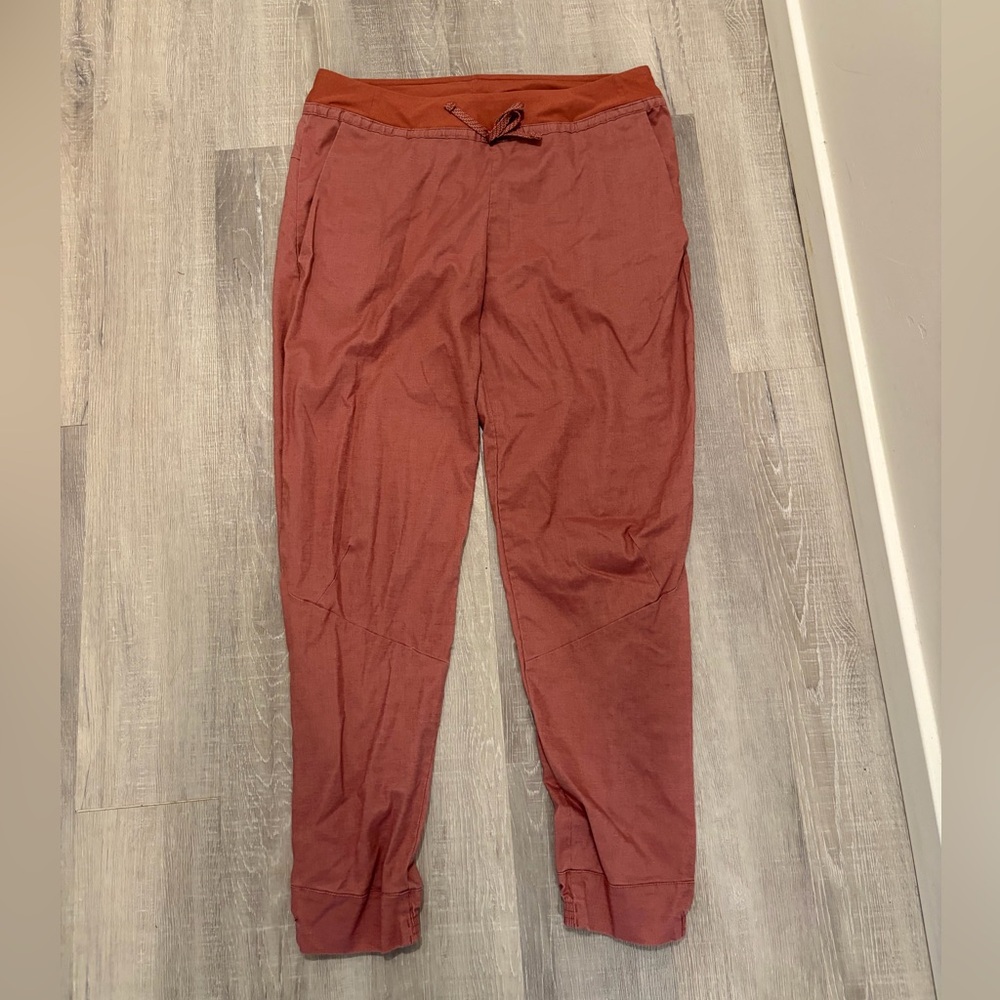 Patagonia Women’s Large Hemp Blend Athletic Pants in Salmon Rust color